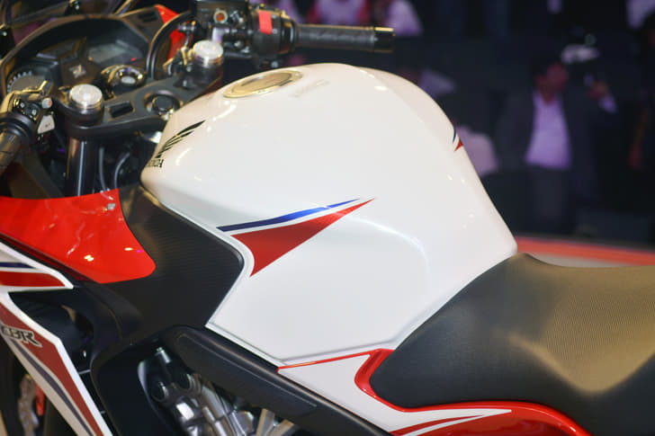 A large yet ergonomic fuel tank lets the rider feel comfortable astride the Honda CBR 650F.