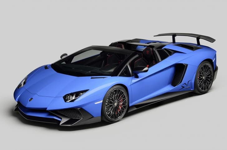 Lamborghini Aventador Superveloce Roadster front three-quarters view.