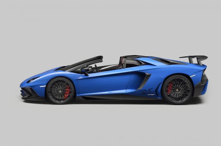 Lamborghini Aventador Superveloce Roadster side profile.