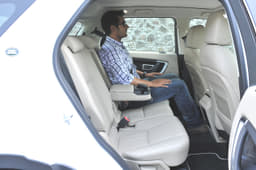 The SE and HSE trim come with part-leather seats with second row 60:40 split, slide and recline feature.