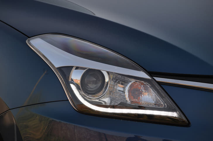 Projector headlamps with LED daytime running lights are only equipped on the top-spec Baleno.