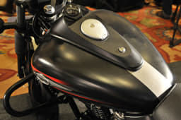 Matte black finish looks quite nice on the Bajaj Avenger 220 Street.