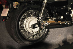 Avenger 220 Cruise gets classic-looking wire-spoke wheels.