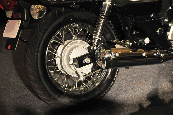 Avenger 220 Cruise gets classic-looking wire-spoke wheels.