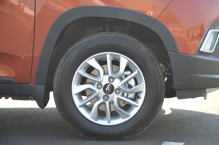 The large, squared wheel arches add to the KUV100's SUV looks, though they make the 15-inch alloys look small. 
