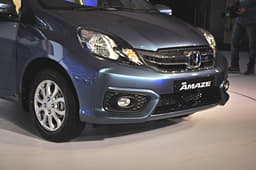 The redesigned front bumper with integrated fog lamps give the Amaze a Mobilio-like stance from the front.