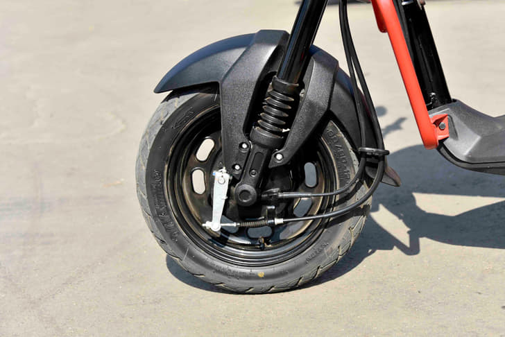 The Navi still comes with conventional telescopic forks and a 130mm drum brake up-front. Front rim size has been increased to 12 inches from 10.