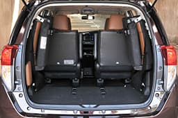 Split, flip down and fold away the third row, however, and storage room is more than ample. 