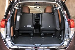 Split, flip down and fold away the third row, however, and storage room is more than ample. 