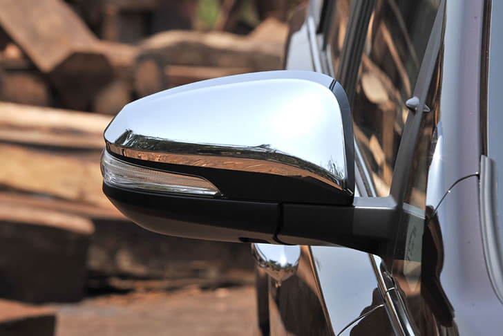 Chrome caps on the wing mirrors, however, are perhaps a bit too much. They adjust and fold electrically and feature integrated indicators.