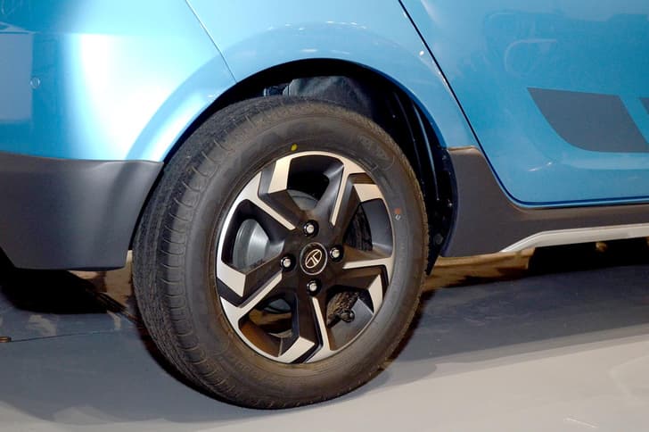 Tata Tiago Aktiv photo gallery