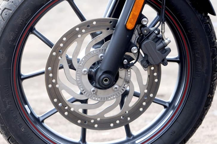 Drop the anchors at 80kph, and the 310mm/255mm front/rear semi-floating discs bring the Street Twin to a halt in a fairly long 35.4 metres.