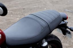 The Street Twin’s ultra-low seat height of a mere 750mm is welcoming to even the shortest of riders from the get-go.