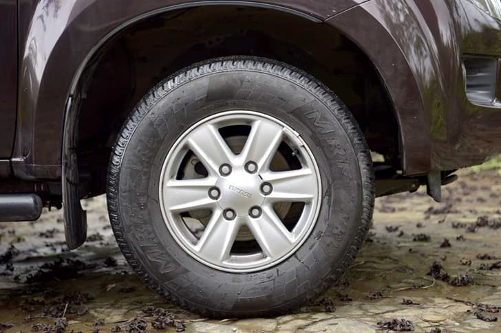 2016 Isuzu D-Max V-Cross photo gallery