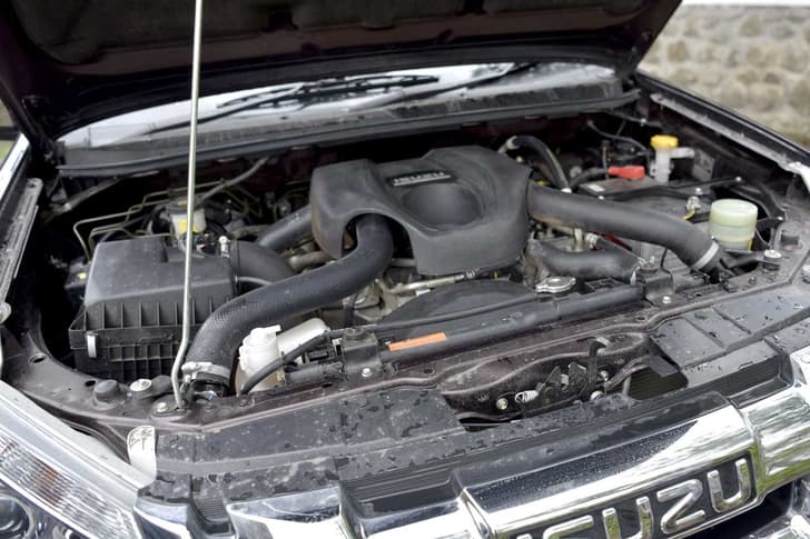 2016 Isuzu D-Max V-Cross photo gallery