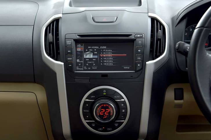 2016 Isuzu D-Max V-Cross photo gallery