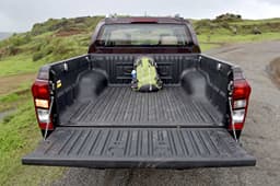 2016 Isuzu D-Max V-Cross photo gallery