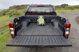 2016 Isuzu D-Max V-Cross photo gallery