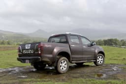 2016 Isuzu D-Max V-Cross photo gallery