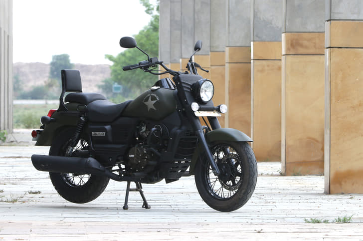 The Commando sports a 16” front tyre with a taller profile to give it a more chunky look. The boxy and substantial front fender builds on that sensation.
