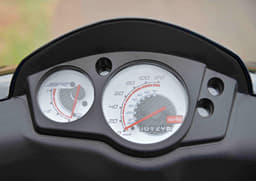 Only analogue instrument cluster is used to meet aggressive cost targets. Future variants, in 2017, will get analogue and digital units. 