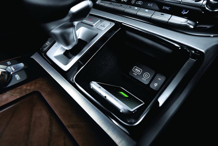 Genesis G90 photo gallery