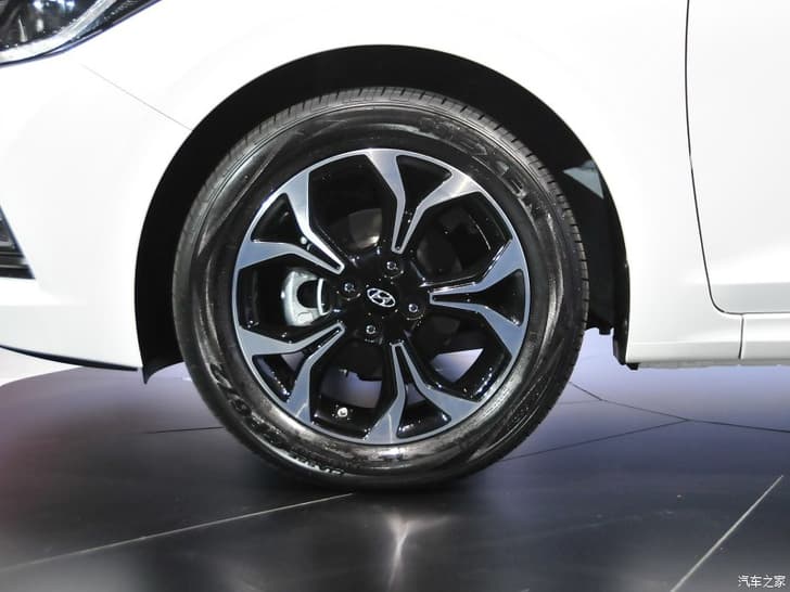 New 2016 Hyundai Verna hatchback image gallery