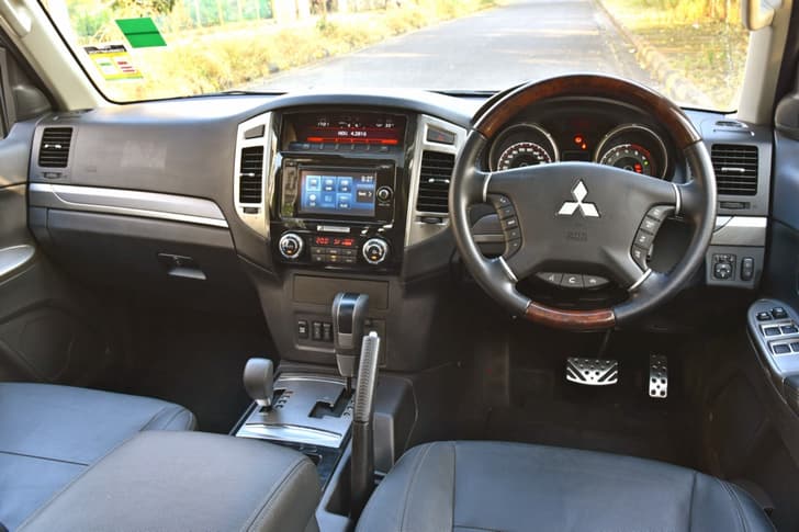 2016 Mitsubishi Montero image gallery