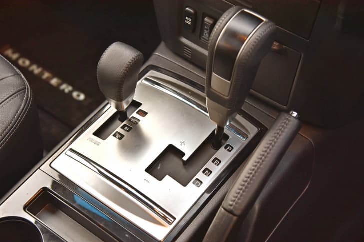 2016 Mitsubishi Montero image gallery