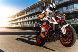 2017 KTM 1290 Super Duke R image gallery