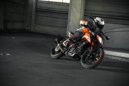 2017 KTM 125 Duke image gallery