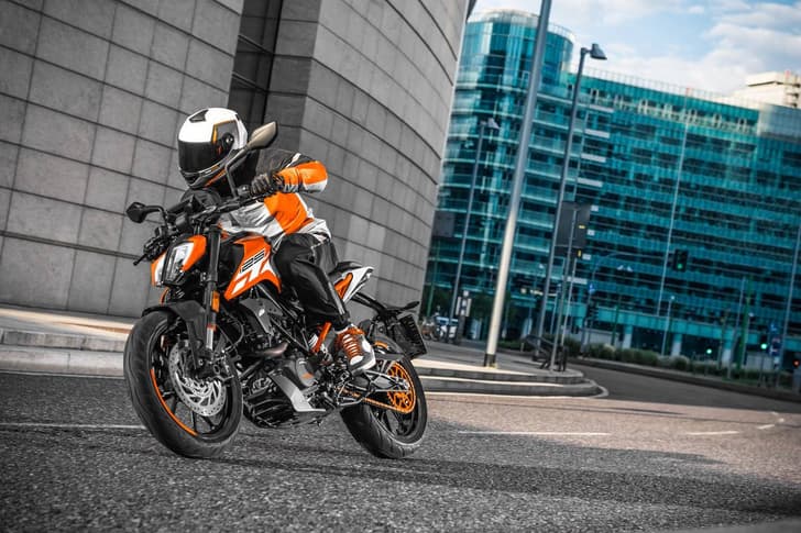 2017 KTM 125 Duke image gallery
