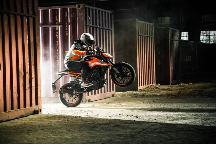2017 KTM 125 Duke image gallery