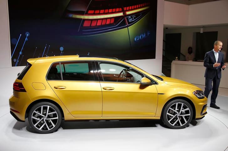 2017 Volkswagen Golf image gallery