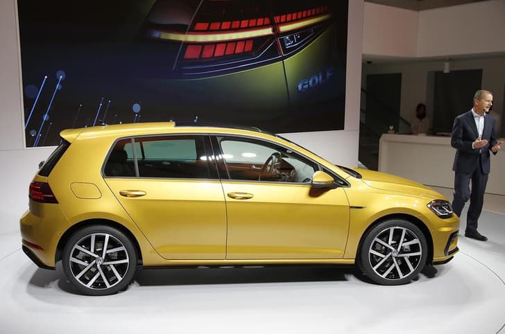 2017 Volkswagen Golf image gallery