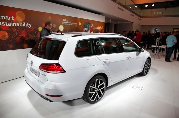 2017 Volkswagen Golf image gallery