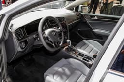 2017 Volkswagen Golf image gallery