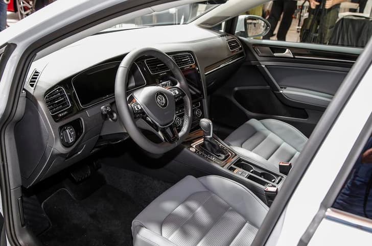 2017 Volkswagen Golf image gallery