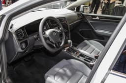 2017 Volkswagen Golf image gallery