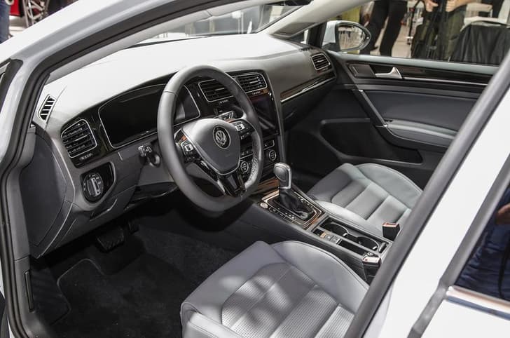 2017 Volkswagen Golf image gallery