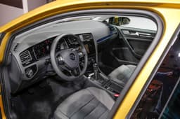 2017 Volkswagen Golf image gallery