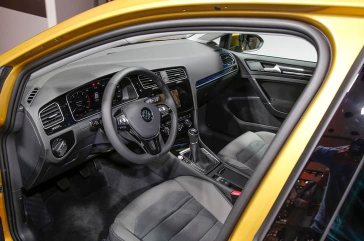 2017 Volkswagen Golf image gallery