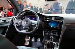 2017 Volkswagen Golf image gallery