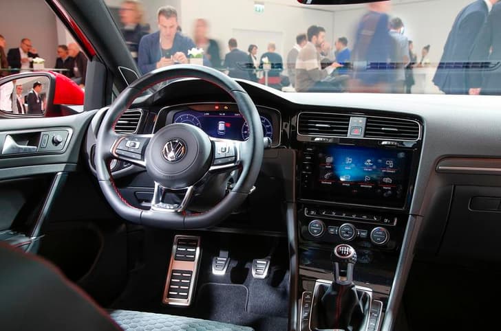 2017 Volkswagen Golf image gallery