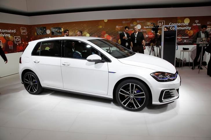 2017 Volkswagen Golf image gallery
