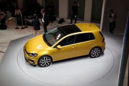 2017 Volkswagen Golf image gallery