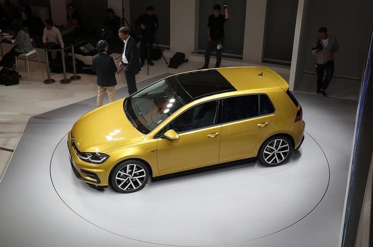 2017 Volkswagen Golf image gallery