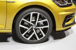 2017 Volkswagen Golf image gallery