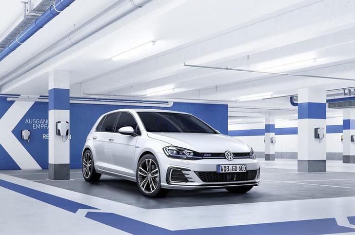 2017 Volkswagen Golf image gallery