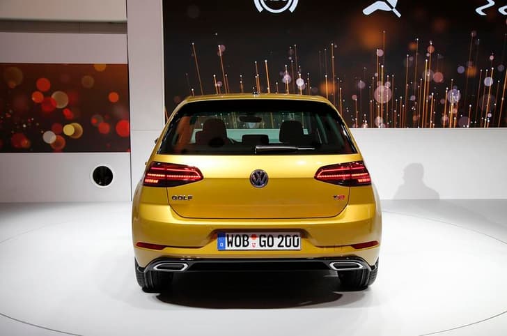 2017 Volkswagen Golf image gallery
